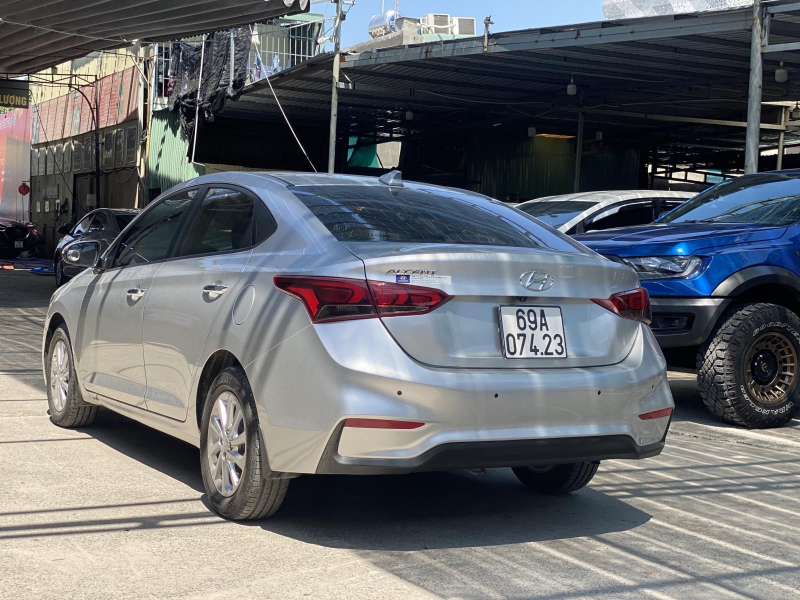 Cần bán gấp xe Hyundai Accent AT màu bạc, năm sản xuất 2019, cam kết động cơ hộp số nguyên bản nhà sản xuất