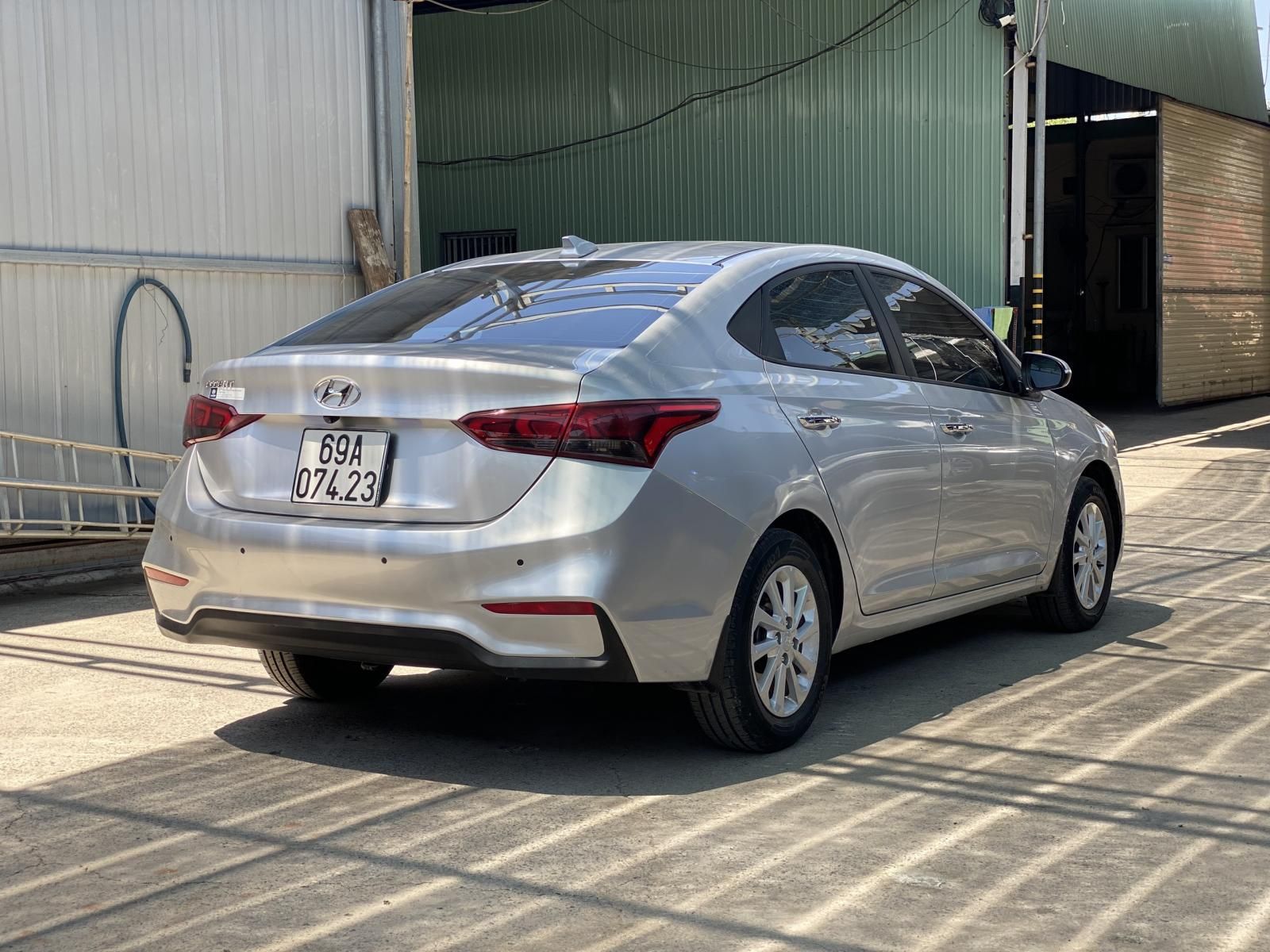 Cần bán gấp xe Hyundai Accent AT màu bạc, năm sản xuất 2019, cam kết động cơ hộp số nguyên bản nhà sản xuất
