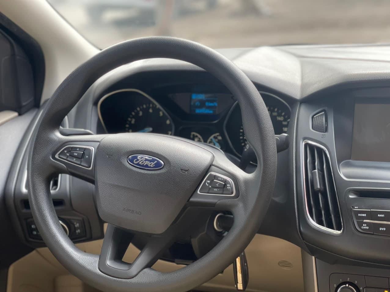 Ford Focus 2017 - Màu bạc số tự động