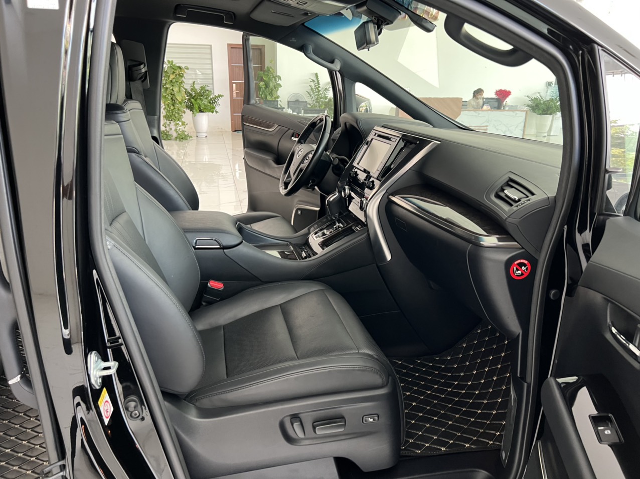 Toyota Alphard Executive Lounge 2018 - Bán xe Toyota Alphard Executive Lounge sản xuất  năm 2018 đẹp xuất sắc sơn zin, lốp theo xe