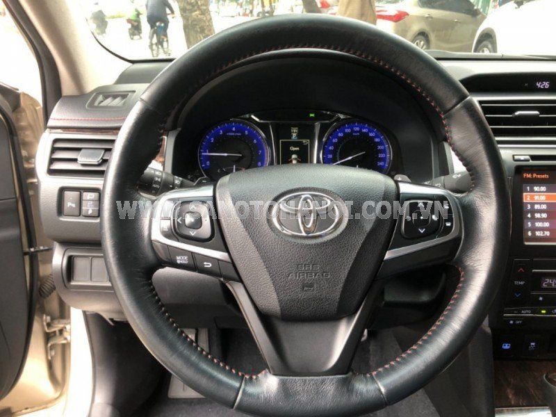 Toyota Camry 2017 - Màu vàng cát, chính chủ đi ít
