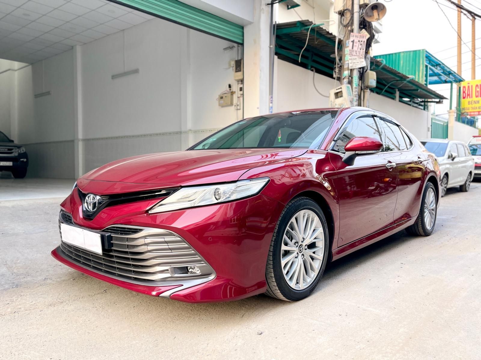 Toyota Camry 2019 - Màu đỏ, nhập khẩu nguyên chiếc