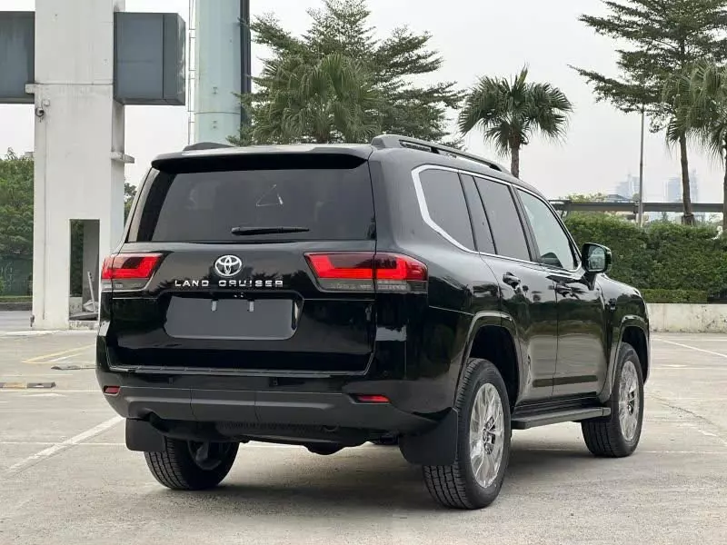 Toyota Land Cruiser LC 300 2024 - Cần bán xe Toyota Land Cruiser LC 300 mới đời 2024, màu đen, xe giao ngay