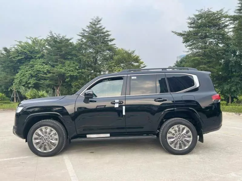 Toyota Land Cruiser LC 300 2024 - Cần bán xe Toyota Land Cruiser LC 300 mới đời 2024, màu đen, xe giao ngay