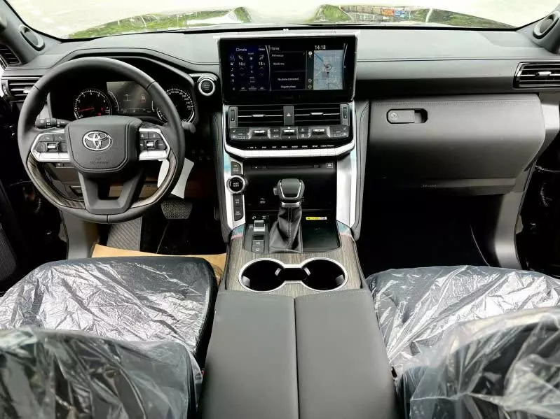 Toyota Land Cruiser LC 300 2024 - Cần bán xe Toyota Land Cruiser LC 300 mới đời 2024, màu đen, xe giao ngay