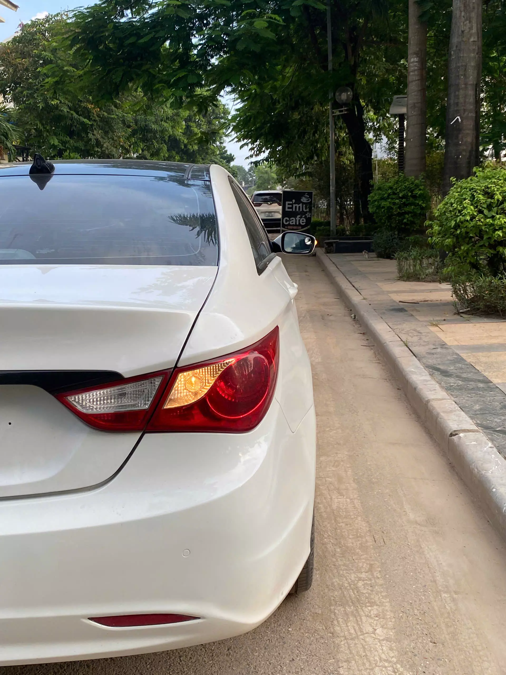 Hyundai Sonata 2010 - Em cần nhượng lại chiếc xe Hyundai Sonata Y20 , đăng ký lần đầu 31/12/2010