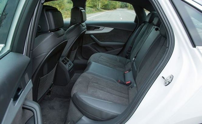 Hàng ghế sau của Audi A4 