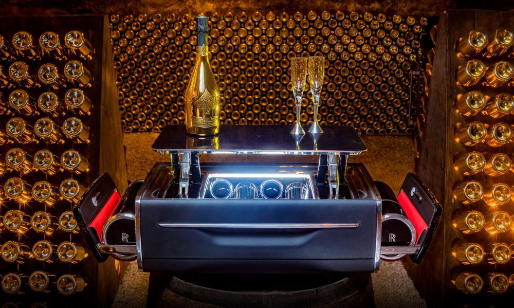 Giá một chiếc sedan hiệu BMW không đắt bằng bộ uống rượu champagne của Rolls-Royce 9a