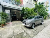 Toyota Innova 2.0E 2020 - Gia đình tôi cần bán chiếc xe ô tô Toyota Innova 2.0E 2020 màu vàng đồng giá 430 triệu tại Hà Nội