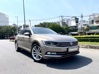 Volkswagen Passat 2017 - Máy 1.8 Turbo ít hao xăng 100km/8 lít, màu vàng cát, full cao cấp nhất đủ đồ giá 690 triệu tại Tp.HCM