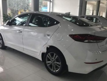 Hyundai Elantra   1.6 AT  2018 - Cần bán Hyundai Elantra 1.6 AT đời 2018, màu trắng