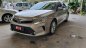 Toyota Camry 2.0E 2017 - Bán Camry 2.0E 2017, nâu vàng, 910tr (còn thương lượng) có vay, liên hệ Trung 0789 212 979 để được giảm giá mạnh ạ