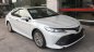 Toyota Camry 2.5Q 2020 - Cần bán xe Toyota Camry 2.5Q đời 2020, màu trắng, giảm giá sâu